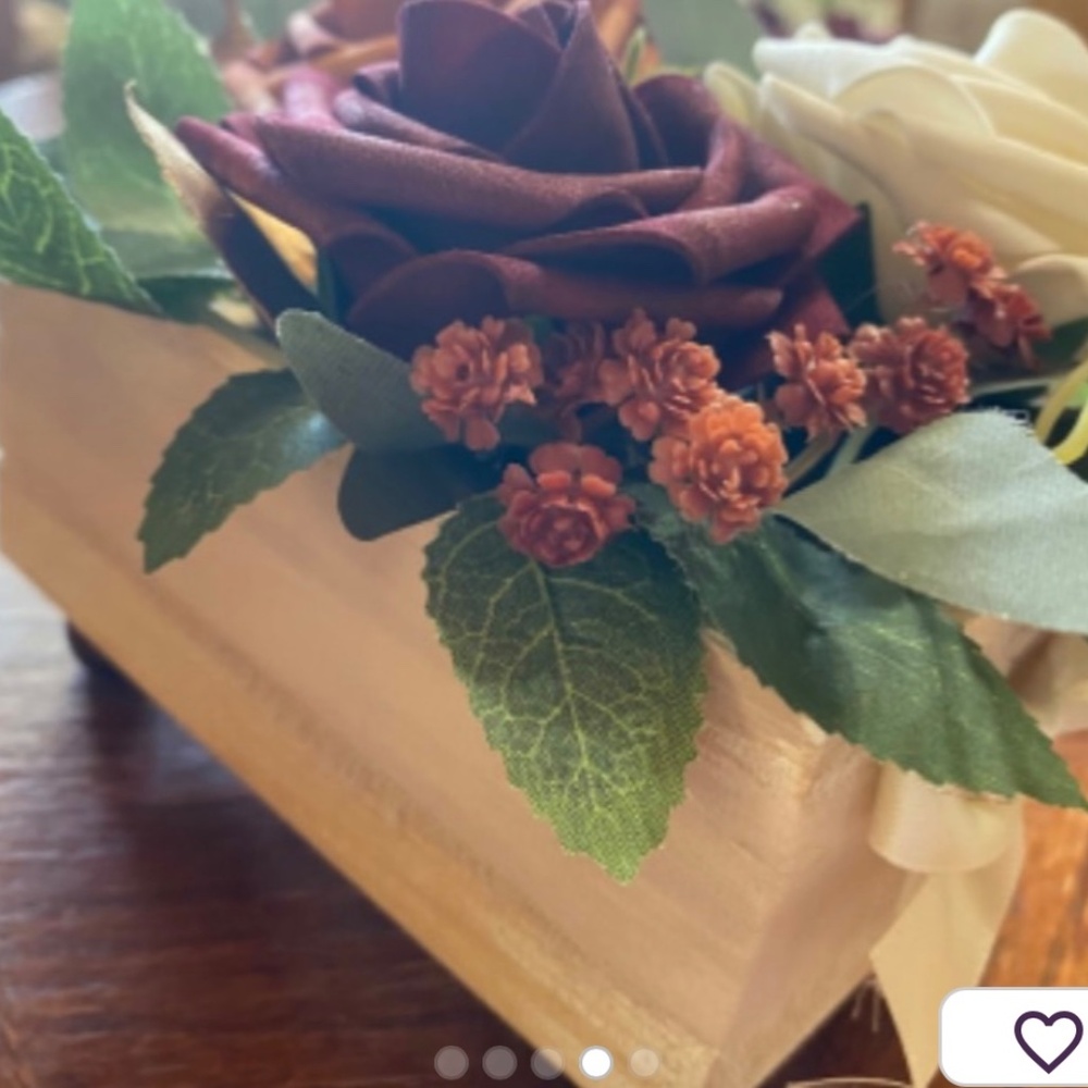 Assorted floral box centerpieces decorations - Picture 4 of 5